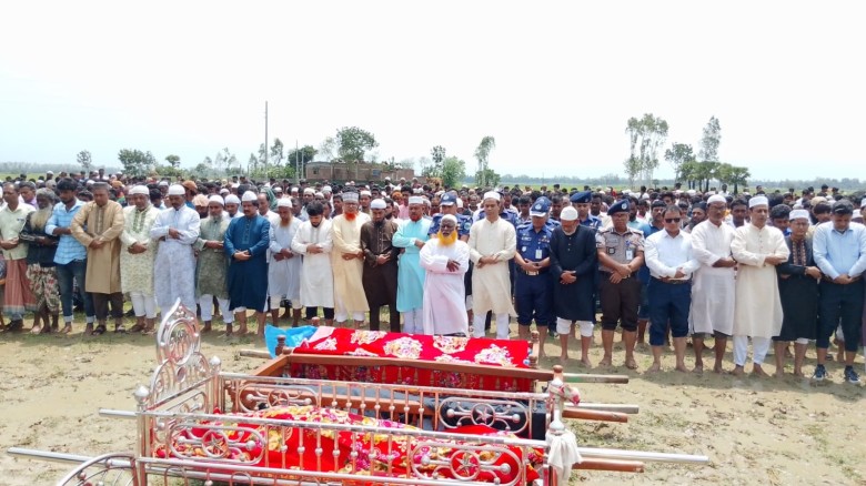 টাঙ্গাইলে ট্রাক দুর্ঘটনা, শেষ বিদায়ে নওগাঁ মান্দায় হাজারো মা