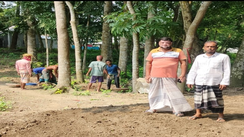 ফরিদপুর সালথায় বিএনপি নেতা জনগণের সুবিধার জন্য রাস্তা নির্মা