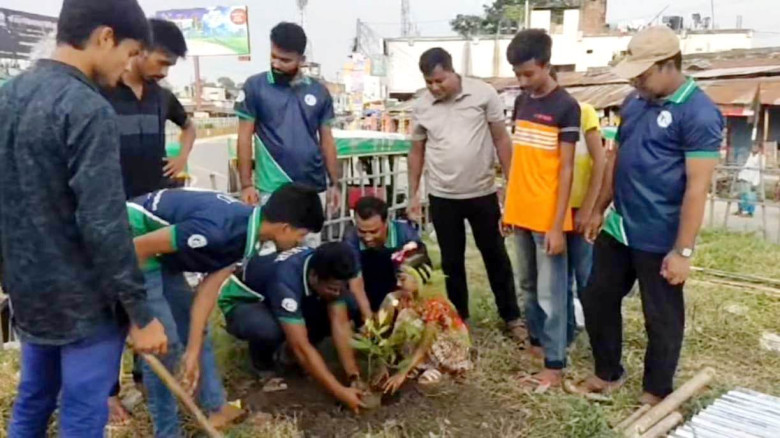 নওগাঁয় হেল্পলাইন হ্যালো নওগাঁর ৬ষ্ঠ প্রতিষ্ঠাবার্ষিকী উপলক্ষে বৃক্ষরোপণ ও চিকিৎসা সহায়তা প্রদান