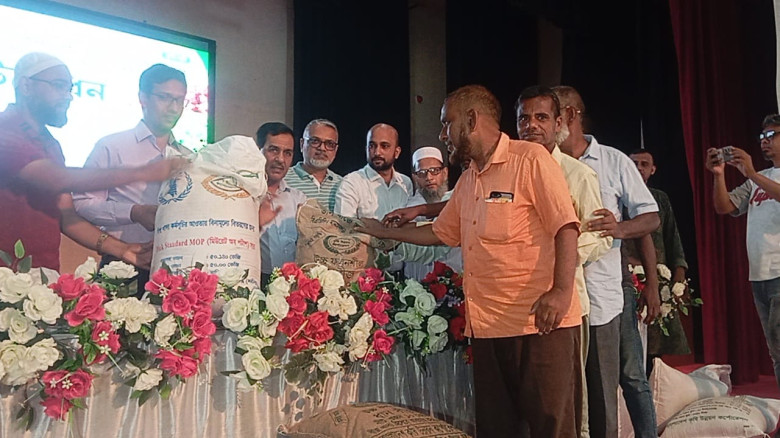 নওগাঁয় কৃষকদের প্রণোদনা ও দুর্যোগে ক্ষতিগ্রস্তদের ত্রাণ বিত