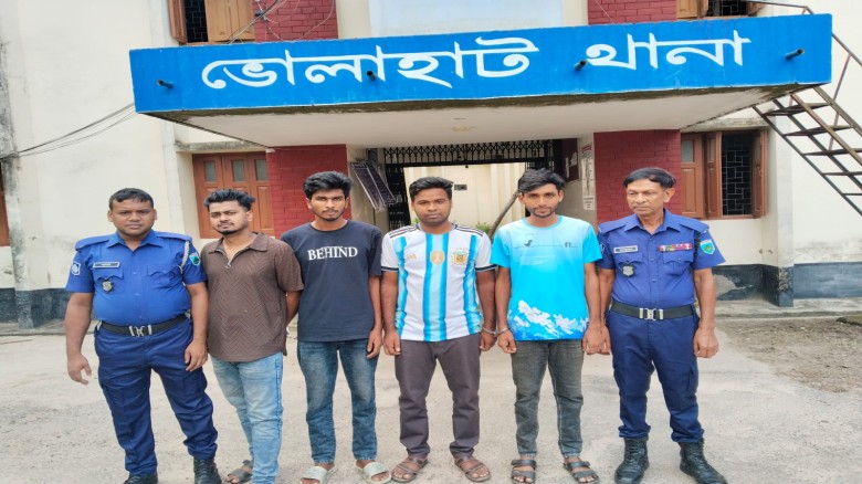 ভোলাহাটে খাদ্য গুদামের সামনে একই সাথে ইয়াবা সেবনের সময় হাতেন