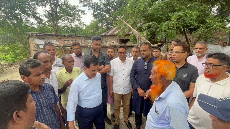 নওগাঁয় অসহায় ভ্যানচালককে ঘর তৈরি করে দিচ্ছেন এমপি ধলু