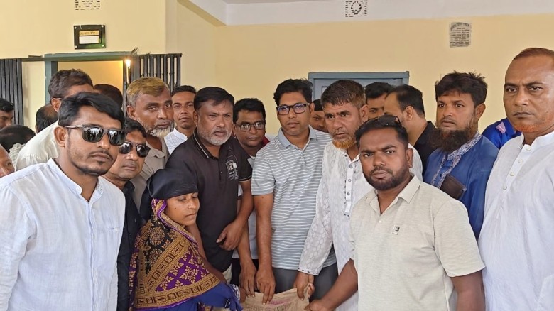 চাপিলা ইউনিয়নে জি আর চাউল বিতরণের শুভ উদ্বোধন করলেন মাহামুদ