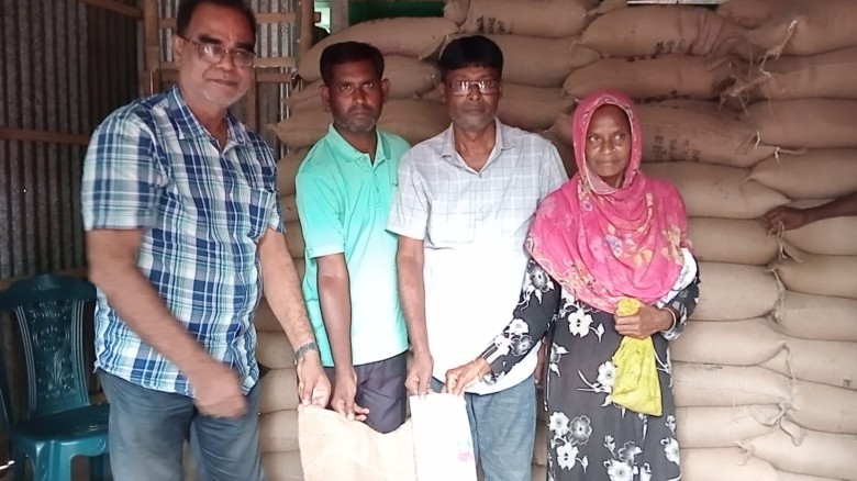 খাদ্যবান্ধব কর্মসূচির চাল বিতরণ করলেন চেয়ারম্যান আব্দুল বারী