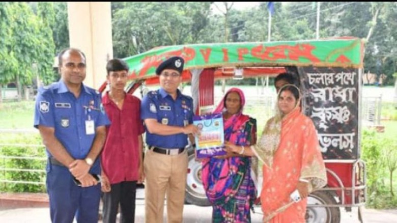 অটো উদ্ধার, পঙ্গু পরিবারের ভালোবাসায় সিক্ত নওগাঁ জেলা পুলিশ
