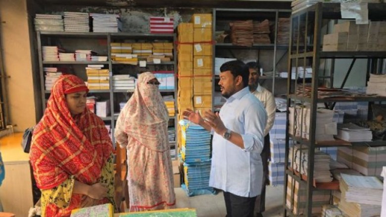 নগর ভবনে আকস্মিক পরিদর্শনে রাসিক প্রশাসক মাহফুজুর রহমান রিটন