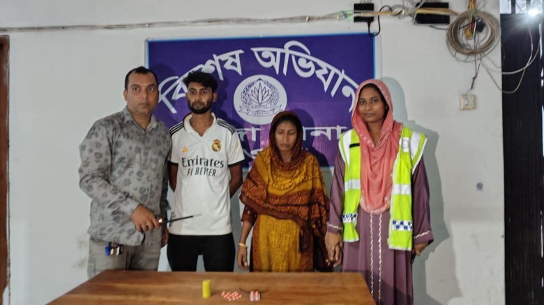 মান্দায় ২৬ পিস ট্যাপেন্টাডলসহ দুই মাদক কারবারি আটক, মোটরসাইক