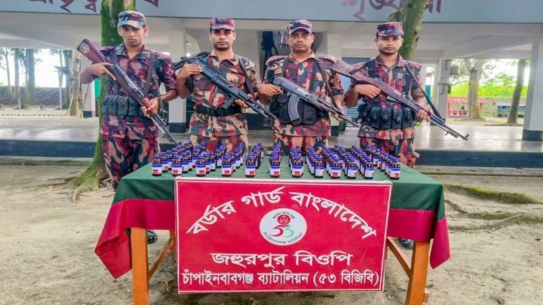 চাঁপাইনবাবগঞ্জ সীমান্তে ৫৩ বিজিবির অভিযানে ভারতীয় নেশাজাতীয় 