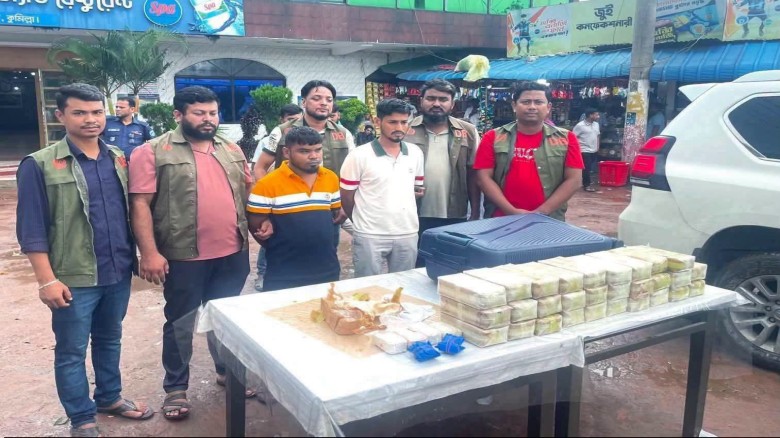 কুমিল্লায় ৩ লাখ ইয়াবাসহ প্রাডো গাড়ি জব্দ, দুই মাদক কারবারি আ