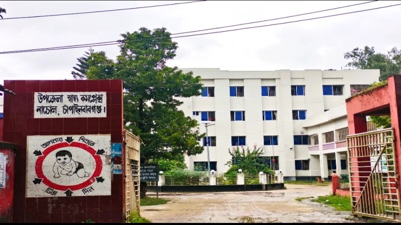 নাচোল স্বাস্থ্য কমপ্লেক্সে ভ্যানচালককে লাথির অভিযোগ