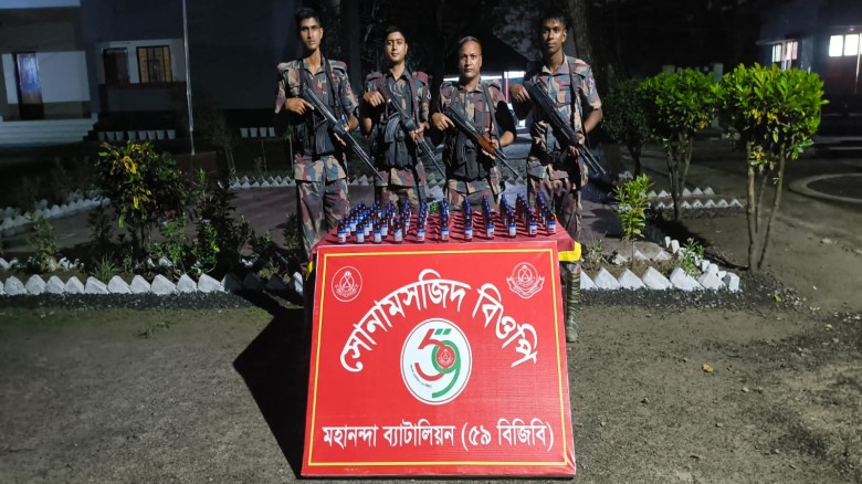 শিবগঞ্জ সীমান্তে ৫৯ বিজিবি’র অভিযানে ৬৬ বোতল এস্কাফ সিরাফ জব