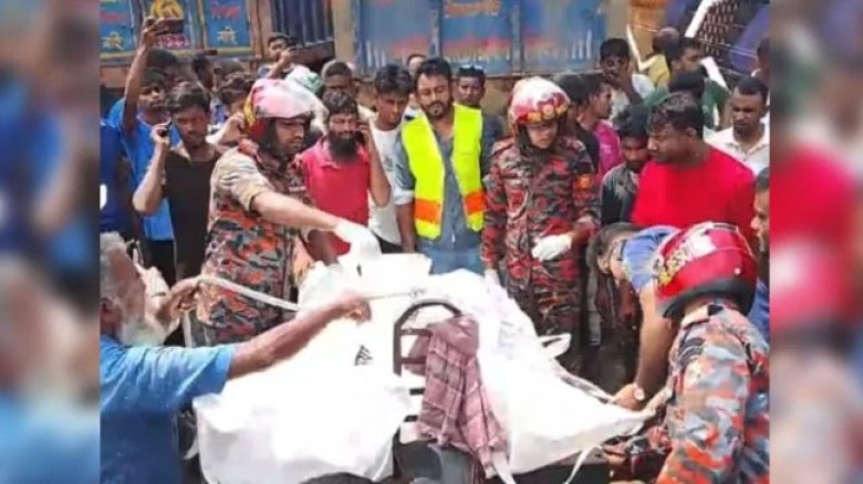 নাটোরে বাসের ধাক্কায় অটোভ্যানের চালকসহ নিহত ২