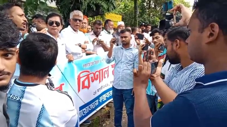 কক্সবাজারে উন্নয়ন ও পর্যটন শিল্প রক্ষার দাবিতে মানববন্ধন