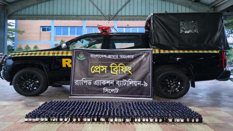 র‌্যাব-৯ এর অভিযানে সিলেটের গোলাপগঞ্জ থেকে ৬৮৯ বোতল এসকাফ সি