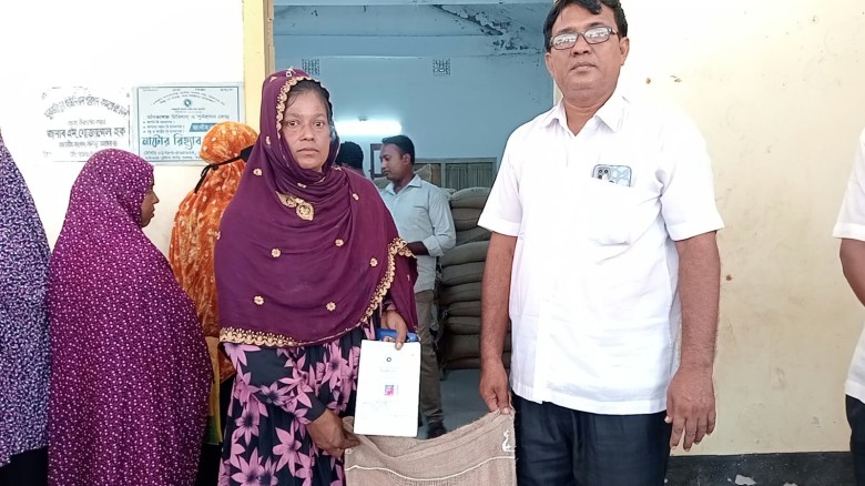 খুবজীপুর ইউনিয়নে ৪১৫ জনের মাঝে ভিডব্লিউবি চাউল বিতরণ