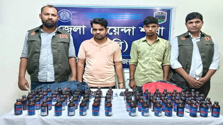 চাঁপাইনবাবগঞ্জে ডিবি ক/র্তৃ/ক এ/স্কা/ফ সি/রা/প সহ ০২ জন আ/সা
