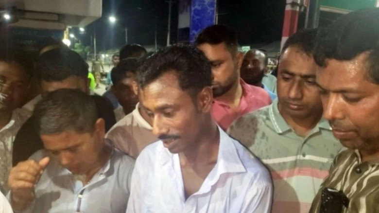 ভূরুঙ্গামারীতে মৃত গরু জবাই করে মাংস বিক্রির অভিযোগ, কসাইকে 
