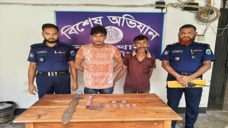 নওগাঁয় পুলিশের অভিযানে আটক ২ মাদক ও দেশীয় অস্ত্র উদ্ধার