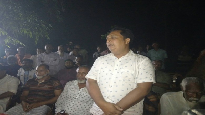 বড়াইলে চেয়ারম্যান পদে প্রার্থী হতে গ্রামবাসীর কাছে দোয়া চাইল
