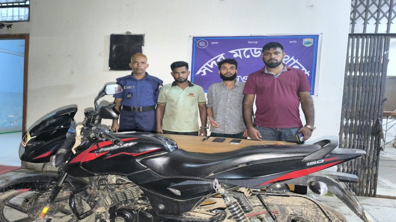 নওগাঁয় এসি মেকানিকদের জিম্মি করে ছিনতাই: মালামালসহ গ্রেপ্তার