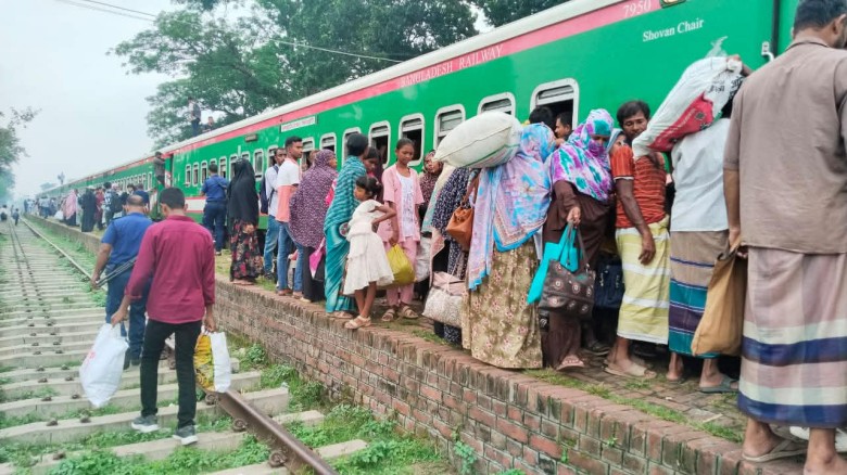 জয়পুরহাটে  যাত্রীছাউনি নেই, প্রকৃতির সঙ্গে লড়াই করে ট্রেনের 